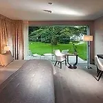 Le Petit Manoir Hotel 4*