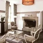 Le Petit Manoir Hotel